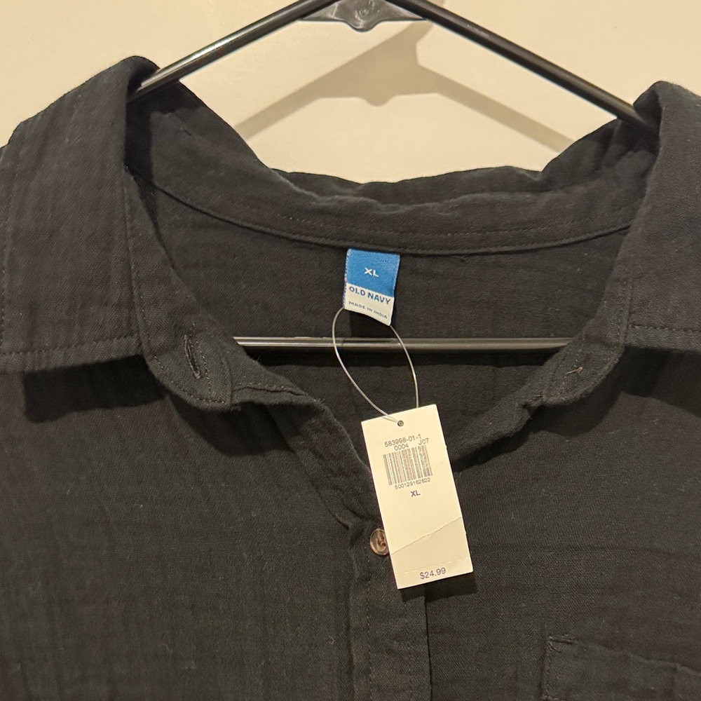 Old Navy Men's Black Button Down Shirt - Picture 2 of 4